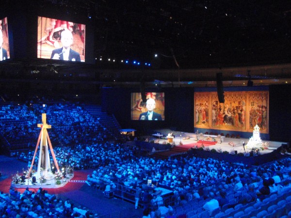 In der Lanxes Arena von Köln trat der Coro Latino NRW mit Guillermo León vor einer herrlichen Kulisse von 8.000 Menschen zum Gebetstag zu Ehren der Mariens, der Mutter aller Völker am 31. Mai 2009 auf.